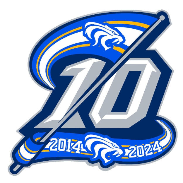 Graafinen logo. Lippu, jossa on leijonan pää ja numero 10. Alareunassa vuosiluku 2014.